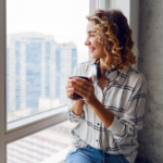 Freepik, SchöneFrauMitEinerTasseKaffee_svetlanasokolova